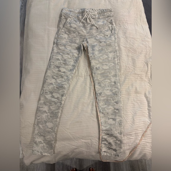 Bevy Flog Sheli Drawstring Jogger White Silver Camo Size 25 BNWT - Picture 7 of 9